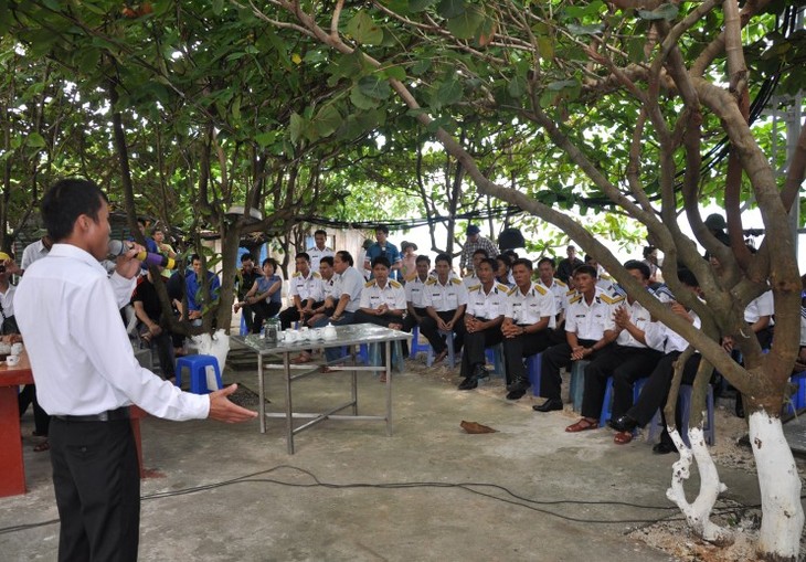 Hanoi's artists with soldiers in Truong Sa (Spratly) Archipelago - ảnh 2